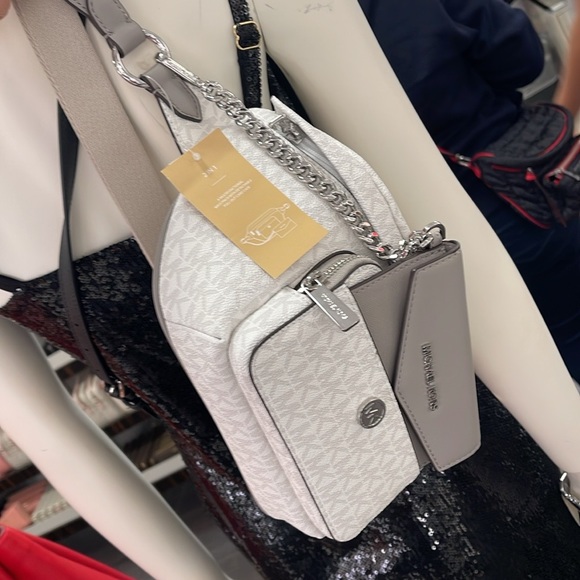 MICHAEL KORS
Maisie Large Logo 2-in-1 Sling Pack
Optic White/Silver
NWT - Picture 11 of 16